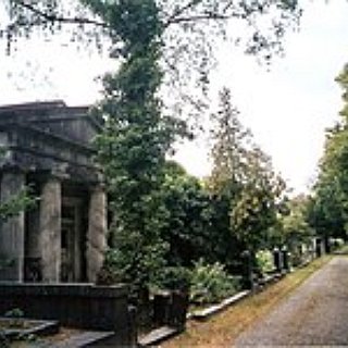 BucketList + Read Kurt Tucholsky's Poem "In Weißensee" At The Weißensee Cemetery In Berlin