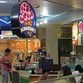BucketList + Visit The Ben And Jerrys Ice Cream Shop