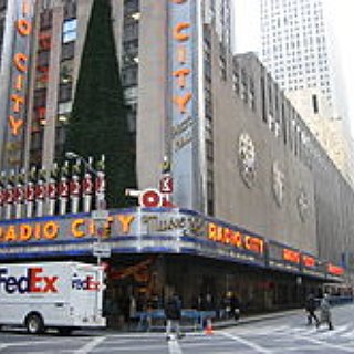 BucketList + Ice Skate At The Rockefeller Center During Christmas Time