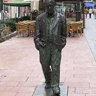 BucketList + Take A Picture With A Life-Size Statue Of Woody Allen In Oviedo, Spain