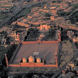 BucketList + Visit And Pray At The Badshahi Mosque (Pakistan)
